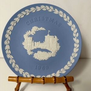 VTG Wedwood Jasperware "Windsor Castle Christmas 1969" 8" Plate Blue